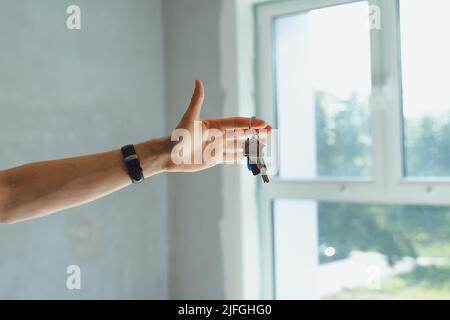 Ernte Nahaufnahme der Hand zeigen Lob Hausschlüssel Umzug in erste eigene neue Wohnung oder Haus, Eigentümer kaufen zu Hause, Umzug in Wohnung, Vermietung, Miete, Stockfoto