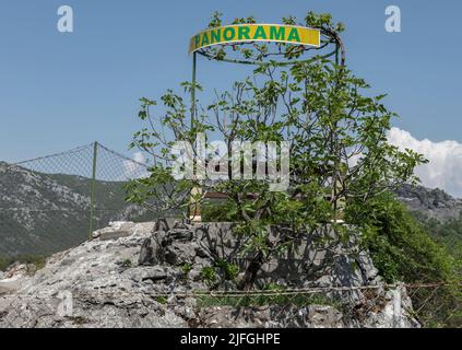 Bank auf Felsen, die einen Panoramablick auf die Wasserstraßen, die zum See skadar führen, bietet Stockfoto