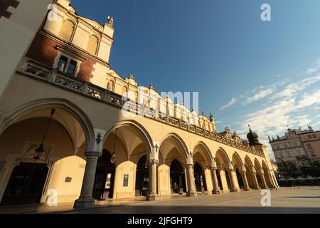 26-05-2022. krakau-polen. Das Hauptgebäude auf dem Marktplatz in der Altstadt von Krakau - am frühen Morgen waren dort keine Leute mehr Stockfoto