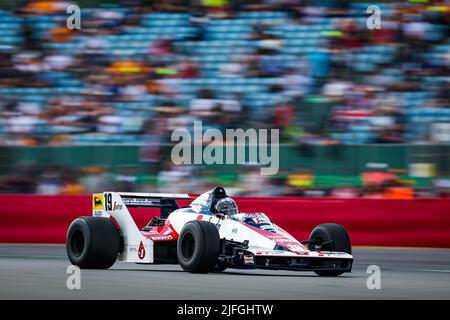 Silverstone, Großbritannien. 3.. Juli 2022. Silverstone, Großbritannien. 03.. Juli 2022. Der Toleman TG184 während der British Historic Cars Parade F1 während der Formel 1 Lenovo British Grand Prix 2022, 10. Runde der FIA Formel 1 Weltmeisterschaft 2022, auf dem Silverstone Circuit, vom 1. Bis 3. Juli 2022 in Silverstone, Großbritannien - Foto Florent Gooden/DPPI Kredit: DPPI Media/Alamy Live News Kredit: DPPI Media/Alamy Live News Stockfoto