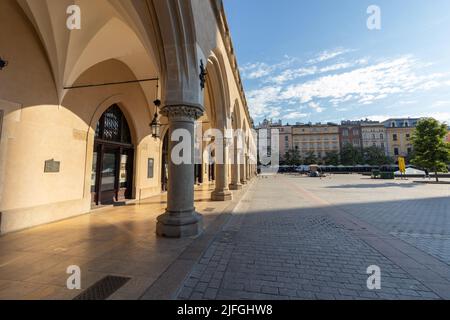 26-05-2022. krakau-polen. Das Hauptgebäude auf dem Marktplatz in der Altstadt von Krakau - am frühen Morgen waren dort keine Leute mehr Stockfoto