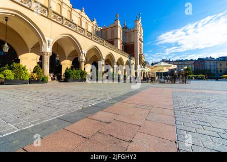 26-05-2022. krakau-polen. Das Hauptgebäude auf dem Marktplatz in der Altstadt von Krakau aus einem niedrigen Winkel - leer von Menschen am frühen Morgen Stockfoto