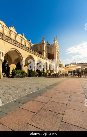 26-05-2022. krakau-polen. Das Hauptgebäude auf dem Marktplatz in der Altstadt von Krakau aus einem niedrigen Winkel - leer von Menschen am frühen Morgen Stockfoto