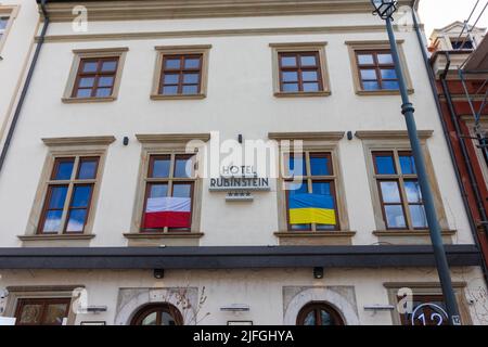 10-03-2022. krakau-polen. Die Flaggen von Polen und der Ukraine hängen nebeneinander auf einem Hotel, dem Stadtteil Kazmeiz - in der Stadt Krakau Stockfoto