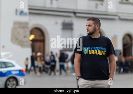 26-05-2022. krakau-polen. Ein polnischer Mann, der im Zentrum von Krakau steht, mit einem Hemd, das lautet - ich stehe mit der ukraine Stockfoto