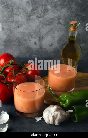 Typisch spanische Tomatensuppe (andalusischer Gazpacho) mit frischen Tomaten, grünen Paprika und Knoblauch. Ein Glas köstlichen Gazpacho mit Platz zum Kopieren. Stockfoto