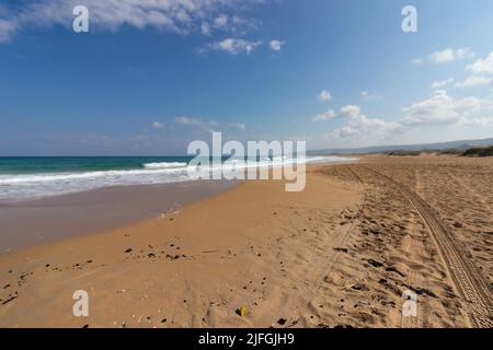 Der Strand von Atlit in Israel - das Mittelmeer, Sand und Wellen Stockfoto