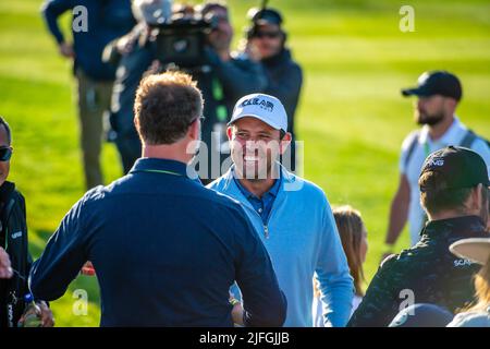 Der Südafrikaner Charl Schwartzel feiert den Gewinn des ersten LIV Golf Invitational London im Centurion Club, St. Albans Stockfoto