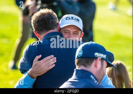 Der Südafrikaner Charl Schwartzel feiert den Gewinn des ersten LIV Golf Invitational London im Centurion Club, St. Albans Stockfoto