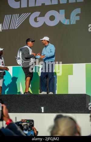 Der Südafrikaner Charl Schwartzel feiert den Gewinn des ersten LIV Golf Invitational London im Centurion Club, St. Albans Stockfoto