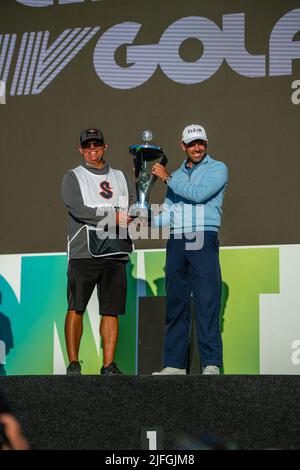 Der Südafrikaner Charl Schwartzel feiert den Gewinn des ersten LIV Golf Invitational London im Centurion Club, St. Albans Stockfoto