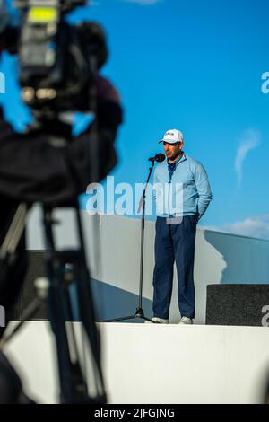 Der Südafrikaner Charl Schwartzel feiert den Gewinn des ersten LIV Golf Invitational London im Centurion Club, St. Albans Stockfoto