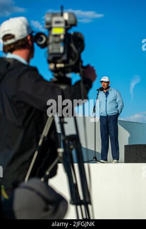 Der Südafrikaner Charl Schwartzel feiert den Gewinn des ersten LIV Golf Invitational London im Centurion Club, St. Albans Stockfoto