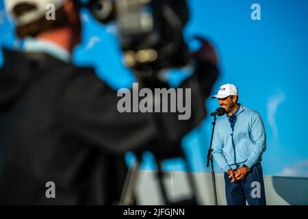 Der Südafrikaner Charl Schwartzel feiert den Gewinn des ersten LIV Golf Invitational London im Centurion Club, St. Albans Stockfoto