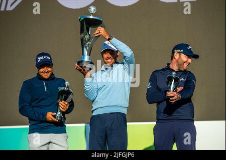 Der Südafrikaner Charl Schwartzel feiert den Gewinn des ersten LIV Golf Invitational London im Centurion Club, St. Albans Stockfoto