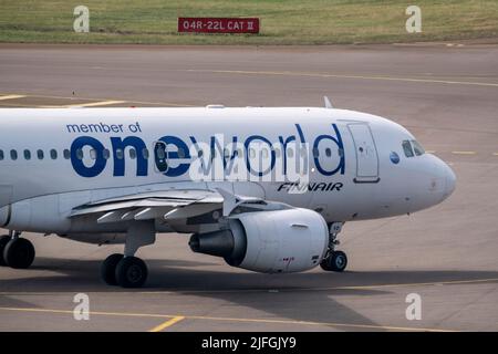 Helsinki / Finnland - 2. JULI 2022: Ein Airbus A319 im oneworld-Allianz-Design, der von Finnair betrieben wird, rollt am Flughafen Helsinki Stockfoto