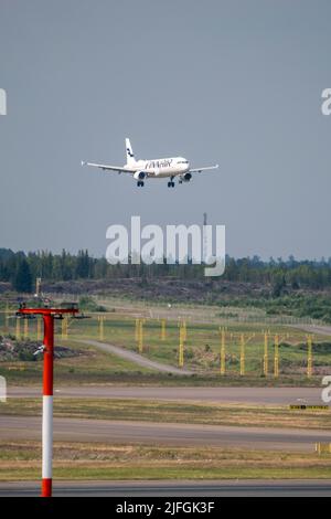 Helsinki / Finnland - 2. JULI 2022: Ein Airbus-Flugzeug, das von der finnischen Fluggesellschaft Finnair betrieben wird, landet am Flughafen Helsinki Stockfoto