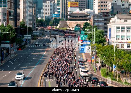 Arbeiterproteste gegen Präsident Yoon Suk-Yeol, 2. Juli 2022: Südkoreanische Arbeiter marschieren während eines Protestes in Seoul, Südkorea, auf das Büro von Präsident Yoon Suk-Yeol zu. Etwa 50.000 Beschäftigte des koreanischen Gewerkschaftsbundes (KCTU), darunter auch Arbeiter im Bau- und Dienstleistungsgewerbe, versammelten sich am Samstag im Zentrum von Seoul, um Präsident Yoon aufzufordern, seinen Plan zur Privatisierung öffentlicher Unternehmen und zur Änderung seiner Wirtschaftspolitik einzustellen, Die Arbeiter bestehen, gütlich nur für Chaebol oder Konglomerate, inmitten eines plötzlichen Anstiegs der Rohstoffpreise. Kredit: Lee Jae-won/AFLO/Alamy Live Nachrichten Stockfoto