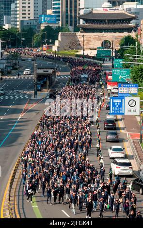 Arbeiterproteste gegen Präsident Yoon Suk-Yeol, 2. Juli 2022: Südkoreanische Arbeiter marschieren während eines Protestes in Seoul, Südkorea, auf das Büro von Präsident Yoon Suk-Yeol zu. Etwa 50.000 Beschäftigte des koreanischen Gewerkschaftsbundes (KCTU), darunter auch Arbeiter im Bau- und Dienstleistungsgewerbe, versammelten sich am Samstag im Zentrum von Seoul, um Präsident Yoon aufzufordern, seinen Plan zur Privatisierung öffentlicher Unternehmen und zur Änderung seiner Wirtschaftspolitik einzustellen, Die Arbeiter bestehen, gütlich nur für Chaebol oder Konglomerate, inmitten eines plötzlichen Anstiegs der Rohstoffpreise. Kredit: Lee Jae-won/AFLO/Alamy Live Nachrichten Stockfoto