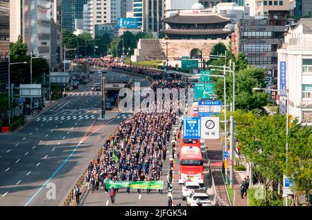 Arbeiterproteste gegen Präsident Yoon Suk-Yeol, 2. Juli 2022: Südkoreanische Arbeiter marschieren während eines Protestes in Seoul, Südkorea, auf das Büro von Präsident Yoon Suk-Yeol zu. Etwa 50.000 Beschäftigte des koreanischen Gewerkschaftsbundes (KCTU), darunter auch Arbeiter im Bau- und Dienstleistungsgewerbe, versammelten sich am Samstag im Zentrum von Seoul, um Präsident Yoon aufzufordern, seinen Plan zur Privatisierung öffentlicher Unternehmen und zur Änderung seiner Wirtschaftspolitik einzustellen, Die Arbeiter bestehen, gütlich nur für Chaebol oder Konglomerate, inmitten eines plötzlichen Anstiegs der Rohstoffpreise. Kredit: Lee Jae-won/AFLO/Alamy Live Nachrichten Stockfoto