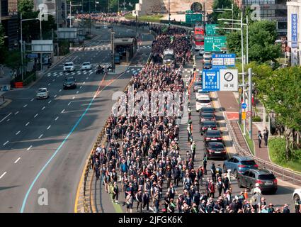 Arbeiterproteste gegen Präsident Yoon Suk-Yeol, 2. Juli 2022: Südkoreanische Arbeiter marschieren während eines Protestes in Seoul, Südkorea, auf das Büro von Präsident Yoon Suk-Yeol zu. Etwa 50.000 Beschäftigte des koreanischen Gewerkschaftsbundes (KCTU), darunter auch Arbeiter im Bau- und Dienstleistungsgewerbe, versammelten sich am Samstag im Zentrum von Seoul, um Präsident Yoon aufzufordern, seinen Plan zur Privatisierung öffentlicher Unternehmen und zur Änderung seiner Wirtschaftspolitik einzustellen, Die Arbeiter bestehen, gütlich nur für Chaebol oder Konglomerate, inmitten eines plötzlichen Anstiegs der Rohstoffpreise. (Foto von Lee Jae-won/AFLO) (SÜDKOREA) Stockfoto