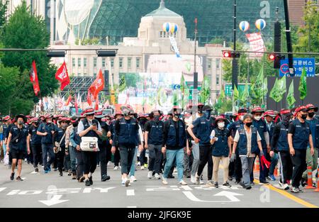 Arbeiterproteste gegen Präsident Yoon Suk-Yeol, 2. Juli 2022: Südkoreanische Arbeiter marschieren während eines Protestes in Seoul, Südkorea, auf das Büro von Präsident Yoon Suk-Yeol zu. Etwa 50.000 Beschäftigte des koreanischen Gewerkschaftsbundes (KCTU), darunter auch Arbeiter im Bau- und Dienstleistungsgewerbe, versammelten sich am Samstag im Zentrum von Seoul, um Präsident Yoon aufzufordern, seinen Plan zur Privatisierung öffentlicher Unternehmen und zur Änderung seiner Wirtschaftspolitik einzustellen, Die Arbeiter bestehen, gütlich nur für Chaebol oder Konglomerate, inmitten eines plötzlichen Anstiegs der Rohstoffpreise. (Foto von Lee Jae-won/AFLO) (SÜDKOREA) Stockfoto