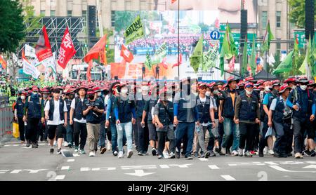 Arbeiterproteste gegen Präsident Yoon Suk-Yeol, 2. Juli 2022: Südkoreanische Arbeiter marschieren während eines Protestes in Seoul, Südkorea, auf das Büro von Präsident Yoon Suk-Yeol zu. Etwa 50.000 Beschäftigte des koreanischen Gewerkschaftsbundes (KCTU), darunter auch Arbeiter im Bau- und Dienstleistungsgewerbe, versammelten sich am Samstag im Zentrum von Seoul, um Präsident Yoon aufzufordern, seinen Plan zur Privatisierung öffentlicher Unternehmen und zur Änderung seiner Wirtschaftspolitik einzustellen, Die Arbeiter bestehen, gütlich nur für Chaebol oder Konglomerate, inmitten eines plötzlichen Anstiegs der Rohstoffpreise. (Foto von Lee Jae-won/AFLO) (SÜDKOREA) Stockfoto