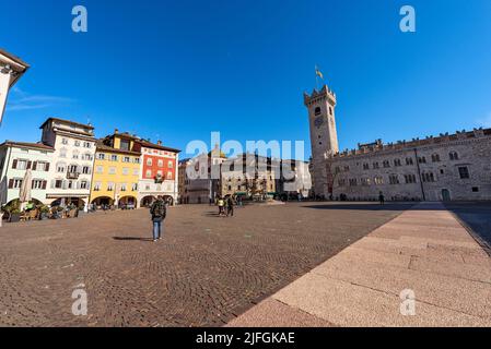 Piazza del Duomo, Domplatz in Trient mit Neptunbrunnen, Civic Tower, Praetorian Palace und den mit Fresken verzierten Häusern Cazuffi Rella. Stockfoto