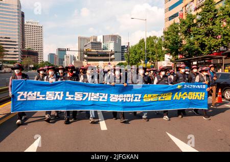 Arbeiterproteste gegen Präsident Yoon Suk-Yeol, 2. Juli 2022: Südkoreanische Arbeiter marschieren während eines Protestes in Seoul, Südkorea, auf das Büro von Präsident Yoon Suk-Yeol zu. Etwa 50.000 Beschäftigte des koreanischen Gewerkschaftsbundes (KCTU), darunter auch Arbeiter im Bau- und Dienstleistungsgewerbe, versammelten sich am Samstag im Zentrum von Seoul, um Präsident Yoon aufzufordern, seinen Plan zur Privatisierung öffentlicher Unternehmen und zur Änderung seiner Wirtschaftspolitik einzustellen, Die Arbeiter bestehen, gütlich nur für Chaebol oder Konglomerate, inmitten eines plötzlichen Anstiegs der Rohstoffpreise. (Foto von Lee Jae-won/AFLO) (SÜDKOREA) Stockfoto