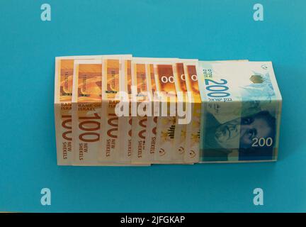 jerusalem-israel. 03-05-2021. Banknoten von israelischem Geld auf blauem Hintergrund Stockfoto