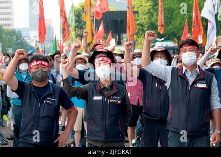 Arbeiterproteste gegen Präsident Yoon Suk-Yeol, 2. Juli 2022: Südkoreanische Arbeiter marschieren während eines Protestes in Seoul, Südkorea, auf das Büro von Präsident Yoon Suk-Yeol zu. Etwa 50.000 Beschäftigte des koreanischen Gewerkschaftsbundes (KCTU), darunter auch Arbeiter im Bau- und Dienstleistungsgewerbe, versammelten sich am Samstag im Zentrum von Seoul, um Präsident Yoon aufzufordern, seinen Plan zur Privatisierung öffentlicher Unternehmen und zur Änderung seiner Wirtschaftspolitik einzustellen, Die Arbeiter bestehen, gütlich nur für Chaebol oder Konglomerate, inmitten eines plötzlichen Anstiegs der Rohstoffpreise. (Foto von Lee Jae-won/AFLO) (SÜDKOREA) Stockfoto