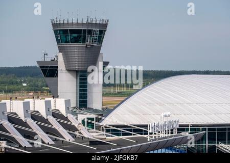 Helsinki / Finnland - 2. JULI 2022: Flugsicherungsturm am Flughafen Helsinki, betrieben von Finavia Stockfoto