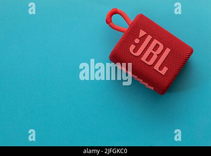 jerusalem-israel. 03-05-2021. Ein kleiner und tragbarer Lautsprecher der Firma jbl - Modell go3 in rot - auf blauem Hintergrund Stockfoto