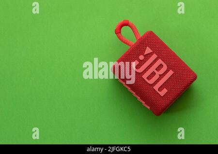 jerusalem-israel. 03-05-2021. Ein kleiner und tragbarer Lautsprecher der Firma jbl - Modell go3 in rot - auf einem grünen Bildschirm Stockfoto