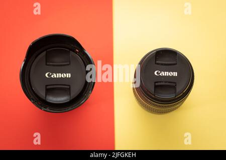 jerusalem-israel. 03-05-2021. Cannon dslr Kameraobjektive, auf einem gelben und roten Hintergrund Stockfoto