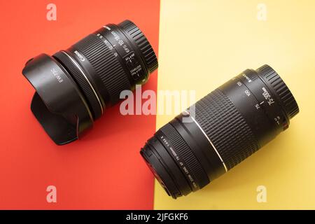 jerusalem-israel. 03-05-2021. Cannon dslr Kamera schwarze Objektive, ein gelber und roter Hintergrund Stockfoto