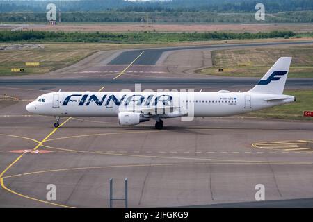 Helsinki / Finnland - 2. JULI 2022: Ein Airbus A321, der von der finnischen Fluggesellschaft Finnair betrieben wird, rollt am Flughafen Helsinki Stockfoto