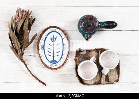 Flaches Lay von rustikalen Gerichten für Tee Stockfoto