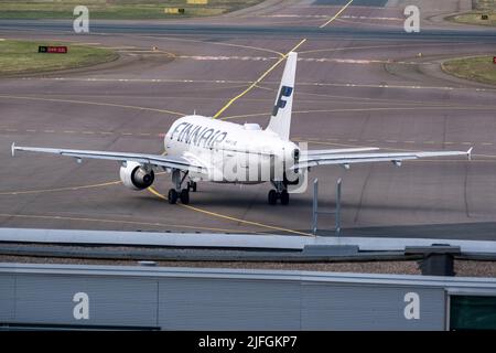 Helsinki / Finnland - 2. JULI 2022: Airbus A319 mit Registrierung OH-LVK, durchgeführt von Finnair, mit Abflug vom Flughafen Helsinki Stockfoto