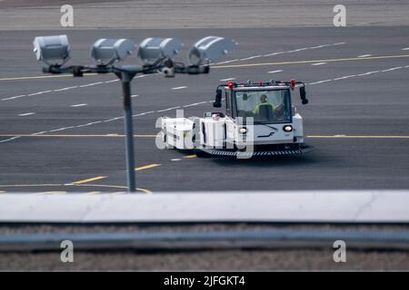 Helsinki / Finnland - 2. JULI 2022: Ein von Finnair betriebener Pushback-Schlepper, der auf dem Asphalt des Flughafens Helsinki manövriert Stockfoto