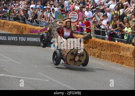 London, Großbritannien. 3.. Juli 2022. Das leicht komische und oft gefährliche, im Wacky Races-Stil gehaltene Red Bull Soapbox Derby kehrte heute zum fünften Mal in den Alexandra Palace zurück. Das Rennen, das jetzt 100 Mal um die Welt ausgetragen wurde, bietet verrückte Kreativität von Teams von Amateurfahrern, die ein selbstgemachtes Soapbox-Auto erstellen, um in der schnellstmöglichen Zeit um eine 430m-Strecke zu fahren. Im Jahr 2013 beendete ein Team den Alexandra Palace-Lauf in nur 33 Sekunden und erreichte eine Geschwindigkeit von über 50 Stundenkilometern nahe dem Kursende. Quelle: Michael Preston/Alamy Live News Stockfoto