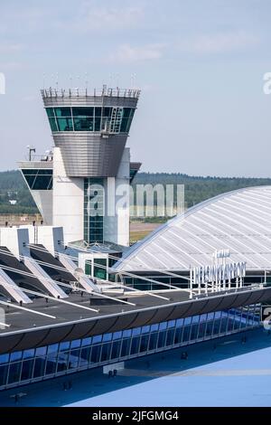 Helsinki / Finnland - 2. JULI 2022: Flugsicherungsturm am Flughafen Helsinki, betrieben von Finavia Stockfoto