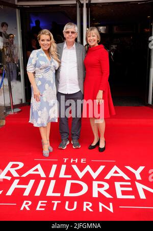 Sheridan Smith (links) Tom Courtenay und Jenny Agutter bei der Weltpremiere von The Railway Children Return im Keighley Picture House Cinema, Keighley, West Yorkshire. Bilddatum: Sonntag, 3. Juli 2022. Stockfoto