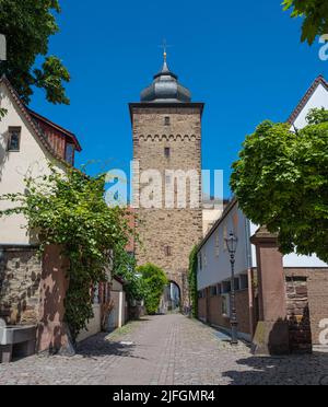 Blick auf Durlachs Basler Tor-Turm mit schönen alten Häusern‘. Karlsruhe, Baden-Württemberg, Deutschland, Europa Stockfoto