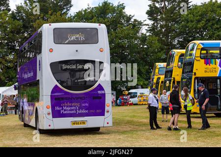 Bournemouth, Dorset, Großbritannien. 3.. Juli 2022. Im Kings Park, Bournemouth, finden sich zahlreiche Besucher, um das 120-jährige Bestehen des Bournemouth-Verkehrs mit Yellow Buses zu feiern, mit einer Vielzahl von Bussen, die während der gesamten Epochen für die historische Bussallye und den Lauftag der Stadt genutzt werden. Quelle: Carolyn Jenkins/Alamy Live News Stockfoto