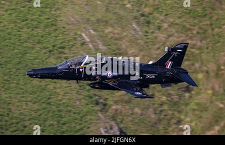RAF Hawk T2 Jettrainer, auf einer Low-Level-Flugmission durch die walisischen Berge/Täler von LFA7 Stockfoto