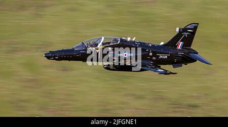 RAF Hawk T2 Jettrainer, auf einer Low-Level-Flugmission durch die walisischen Berge/Täler von LFA7 Stockfoto