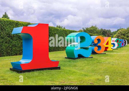 EINS bis NULL (die zehn Zahlen), Skulptur aus dem Jahr 1980-2001 des amerikanischen Künstlers Robert Indiana, ausgestellt im YSP bei Wakefield, Großbritannien. Stockfoto