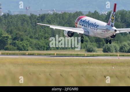 Zürich, Schweiz, 20. Mai 2022 die Maschine des Airbus A320-214 von der Firma Airbus wird auf der Start- und Landebahn 14 landet Stockfoto