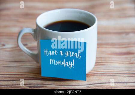 Haben Sie einen tollen Montag Text auf blauen Notizblock Stick auf Kaffeetasse. Morgenkonzept Stockfoto